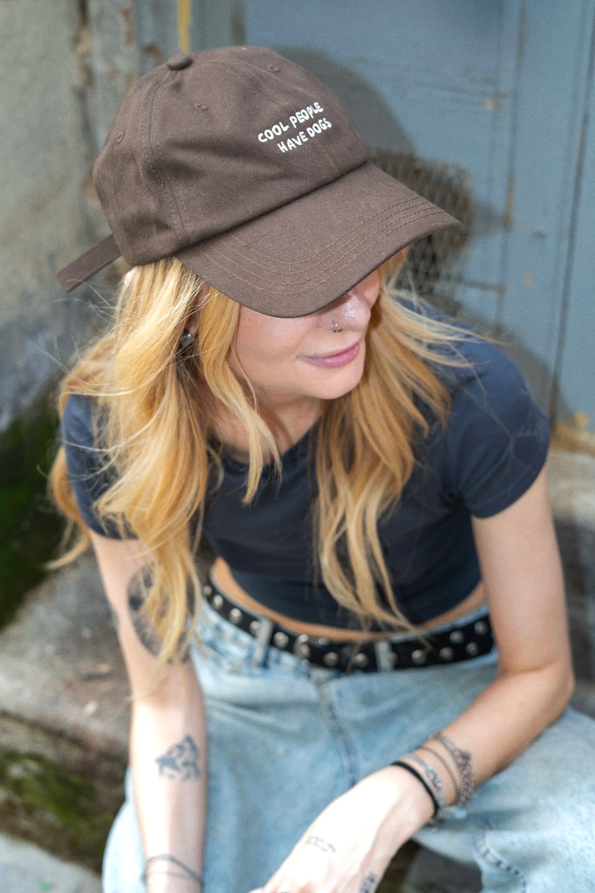 Casquette marron Cool People Have Dogs - Chez Eddy